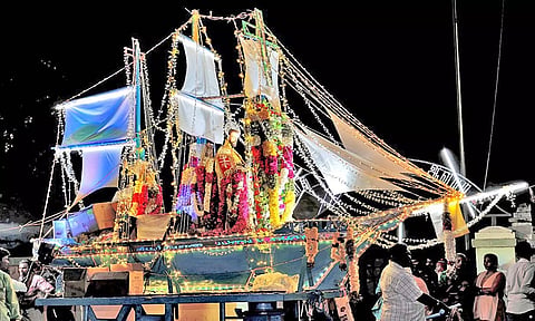விழாவில் புனித சவேரியார் சொரூப கப்பல் சப்பரபவனி நடந்த போது எடுத்த படம்.