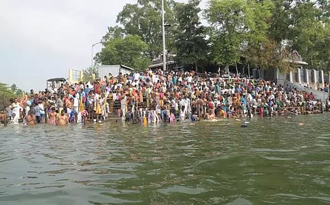 பவானி கூடுதுறையில் அலைமோதிய அய்யப்ப பக்தர்கள் கூட்டம்