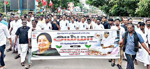 முன்னாள் முதல்வர் ஜெயலலிதாவின் 6-ம் ஆண்டு நினைவு தினத்தை முன்னிட்டு அ.தி.மு.க. ஓ.பி.எஸ். அணியினர் மாவட்ட செயலாளர்கள் முன்னாள் எம்.பி.கோபாலகிருஷ்ணன், அய்யப்பன் எம்.எல்.ஏ. முருகேசன் ஆகியோர் தலைமையில் அமைதி பேரணி நடந்தது.