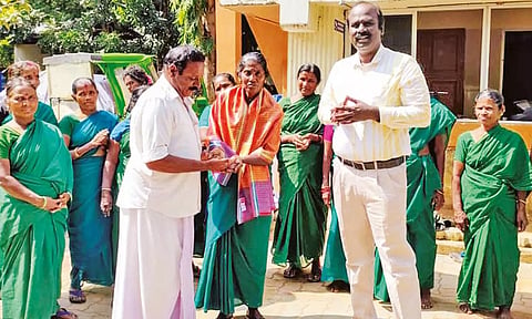 கீழ்வேளூர் பேரூராட்சியில் குப்பையில் கிடந்த 2 தங்க மோதிரங்களை தூய்மை பணியாளர் சிந்தாமணி, பழனிவேலிடம் ஒப்படைத்தபோது எடுத்தபடம்