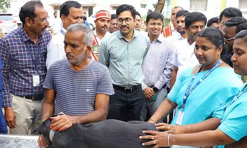 முகாமை கலெக்டர் எஸ்.வினீத் தொடங்கி வைத்த காட்சி. அருகில் மாநகராட்சி மேயர் தினேஷ் குமார், ஆணையாளர் கிராந்தி குமார் மற்றும் பலர் உள்ளனர். 