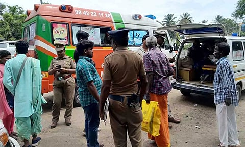ஆதரவற்றவர்களை போலீசார் மீட்டு ஆம்புலன்சில் ஏற்றிய காட்சி. 