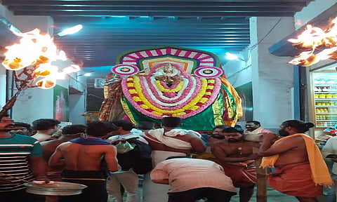 கன்னியாகுமரி பகவதி அம்மன் கோவிலில் கார்த்திகை தீப திருவிழாவையொட்டி அம்மன் பல மலர்களால் அலங்கரிக்கப்பட்ட வெள்ளி கலைமான் வாகனத்தில் எழுந்தருளி வீதி உலா வந்த போது எடுத்த படம்