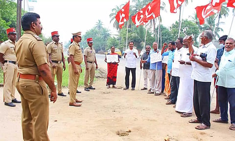 மார்க்சிஸ்டு கம்யூனிஸ்டு கட்சியினர் போராட்டத்தில் ஈடுபட்ட காட்சி.