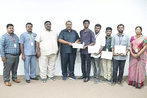 பரிசு சான்றிதழை மாணவர்கள் கல்லூரி நிர்வாகிகளிடம் காட்டினர்.