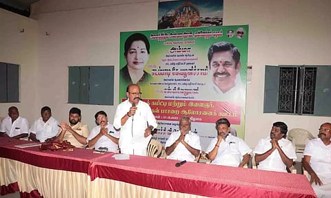 கூட்டத்தில் பொள்ளாச்சி ஜெயராமன் எம்.எல்.ஏ., பேசிய காட்சி.