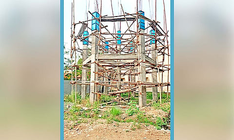 தண்ணீர் தொட்டி பணிகள் பாதியில் நிறுத்தப்பட்டுள்ள காட்சி.