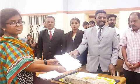 முகாமில் ஒரு வழக்கில் பெண் ஒருவருக்கு ரூ.41 லட்சத்தை நீதிபதி தர்மபிரபு வழங்கிய போது எடுத்த படம்.
