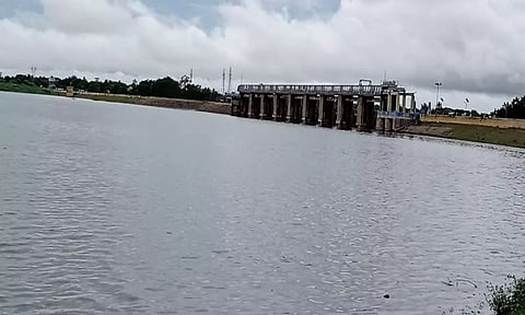 வீடூர் அணை நிரம்பியுள்ள காட்சி.