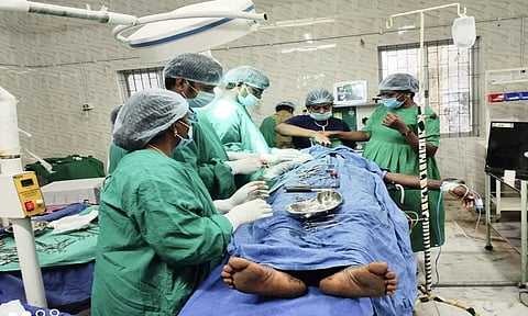அறுைவ சிகிச்சை செய்யும் டாக்டர்களை படத்தில் காணலாம்.