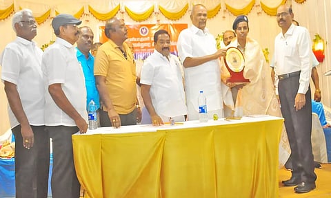 பெண் போலீஸ் கிருஷ்ணரேகாவுக்கு சபாநாயகர் அப்பாவு கேடயம் வழங்கிய காட்சி.