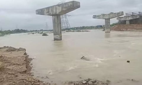 தரைப்பாலம் நீரில் மூழ்கியது- மேம்பாலப் பணியை விரைந்து முடிக்க பொதுமக்கள் வேண்டுகோள்