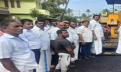 சாலை சீரமைப்பு பணியை ராஜேஷ்குமார் எம்.எல்.ஏ. தொடங்கி வைத்தபோது எடுத்த படம் 