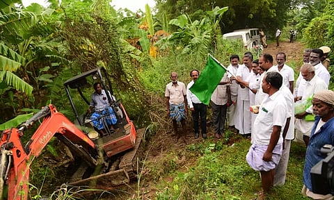 திருச்செந்தார் தாசில்தார் சுவாமிநாதன் பணிகளை கொடியசைத்து தொடங்கி வைத்த காட்சி.