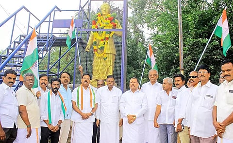 பாரதியார் சிலைக்கு மாலை அணிவித்து மரியாதை செலுத்திய காங்கிரஸ் முன்னாள் மத்திய மந்திரி தனுஷ்கோடி ஆதித்தன், ரூபி மனோகரன் எம்.எல்.ஏ. மற்றும் நிர்வாகிகள்.
