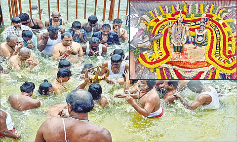 திருநாகேஸ்வரம் கோவிலில் கார்த்திகை கடைஞாயிறு தீர்த்தவாரி: புனித நீராடிய ஆயிரக்கணக்கான பக்தர்கள்