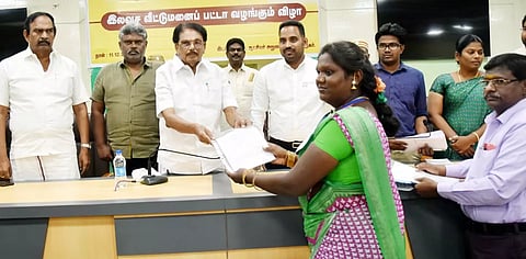 பயனாளிகளுக்கு இலவச வீட்டுமனை பட்டாகளை அமைச்சர் சாத்தூர் ராமச்சந்திரன் வழங்கினார். அருகில் கலெக்டர் மேகநாதரெட்டி, சீனிவாசன் எம்.எல்.ஏ. உள்ளனர்.