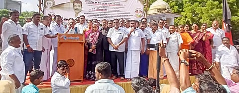 திருமங்கலத்தில் நடந்த அ.தி.மு.க. ஆர்ப்பாட்டத்தில் பங்கேற்றவர்கள். 