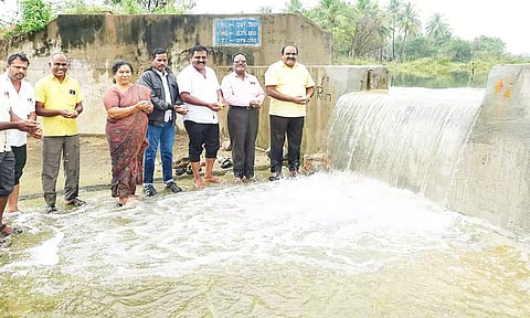 குடியாத்தம் அருகே நிரம்பிய ஏரியில் மலர்கள் தூவி இனிப்புகள் கொடுத்து வரவேற்றனர்.