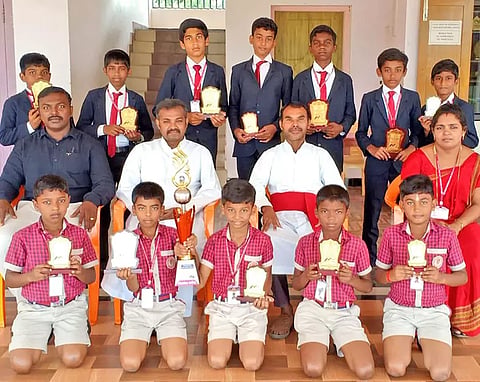 வெற்றிபெற்ற மாணவ-மாணவிகளை படத்தில் காணலாம்.