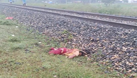 ரெயில் தண்டவாளம் அருகே வசந்தி பிணமாக கிடப்பதை படத்தில் காணலாம். 