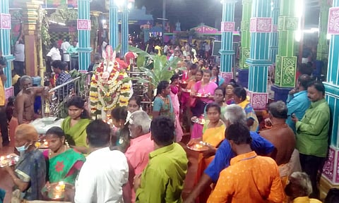 மாவிளக்கு ஊர்வலம் நடந்த காட்சியை படத்தில் காணலாம்.