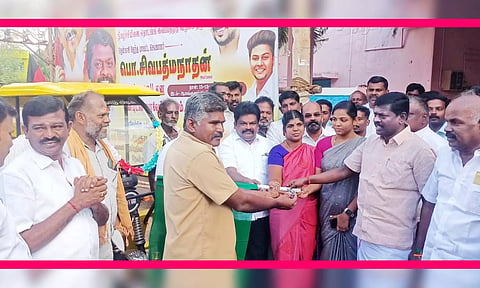 பேட்டரி வாகனங்களை தி.மு.க. தென்காசி தெற்கு மாவட்ட செயலாளர் சிவபத்மநாதன் கொடியசைத்து தொடங்கி வைத்த காட்சி.