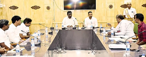 தொழில்முனைவோர் விழிப்புணர்வு கூட்டத்தில் கலெக்டர் மேகநாதரெட்டி, துணி நூல் ஆணையர் வள்ளலார் ஆகியோர் பங்கேற்றனர்.
