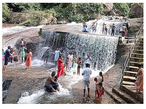 கோவை குற்றாலத்தில் குவிந்த சுற்றுலா பயணிகள்