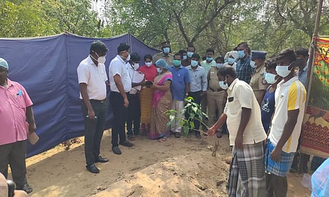 இளம் பெண் உடலை தோண்டி எடுத்து பரிசோதனை செய்த காட்சி