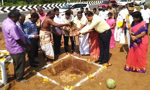 1054 ஏக்கர் அறநிலையத் துறை நிலத்தை பாதுகாக்க ரூ.10.44 கோடி செலவில் மதில் சுவர்- கலெக்டர் தலைமையில் பூமி பூஜை