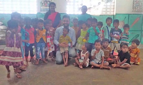 அங்கன்வாடி குழந்தைகளுடன் சப்-கலெக்டர் ஸ்ருதன் ஜெய் நாராயணன் போட்டோ எடுத்து கொண்ட காட்சி.