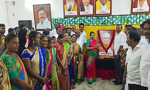 அன்பழகன் உருவப்படத்திற்கு அமைச்சர் கீதாஜீவன் மலர் தூவி மரியாதை செலுத்திய காட்சி. அருகில் மேயர் ஜெகன் பெரியசாமி மற்றும் பலர் உள்ளனர்.