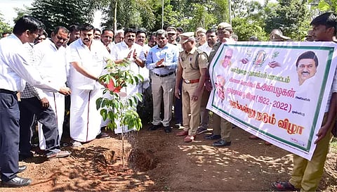வனவியல் விரிவாக்க மையத்தில் அமைச்சர் மதிவேந்தன், ராஜேஸ்குமார் எம்.பி ஆகியோர் மரக்கன்றுகளை நட்டபோது எடுத்த படம்.
