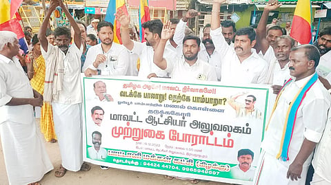 முற்றுகை போராட்டத்தில் கலந்து கொண்டவர்கள்.