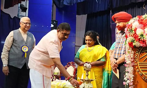 கருத்தரங்கை கவர்னர் தமிழிசை,அமைச்சர் நமச்சிவாயம் ஆகியோர் குத்துவிளக்கு ஏற்றி தொடங்கி வைத்தார். அருகில் பல்கலைக்கழக துணைவேந்தர் குர்மித் சிங் உள்ளார்.