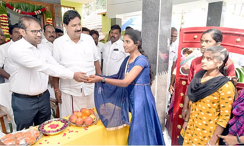 கிருஷ்ணகிரி மாவட்டம், பர்கூர் அடுத்த அங்கிநாயனபள்ளி ஊராட்சியில் அரசு பிற்படுத்தப்பட்டோர் நல கல்லூரி மாணவியர் விடுதியை கலெக்டர் ஜெயசந்திரபானுரெட்டி, பர்கூர் எம்.எல்.ஏ. மதியழகன் முன்னிலையில் திறந்து வைத்து மாணவிகளுக்கு இனிப்புகளை வழங்கினார்.