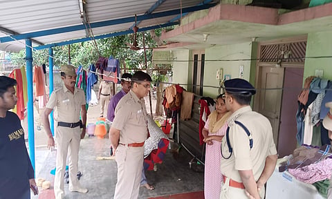 கொள்ளை நடந்த வீட்டில் போலீஸ் சூப்பிரண்டு ஸ்ரீநாதா நேரில் விசாரணை நடத்தினார்.
