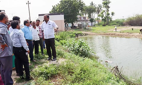 முள்ளக்காடு ஊர் முகப்பில் உள்ள நூற்றாண்டு பழமையான ஊரணி குளத்தை மேயர் ஜெகன் பெரியசாமி அதிகாரிகளுடன் பார்வையிட்ட காட்சி.