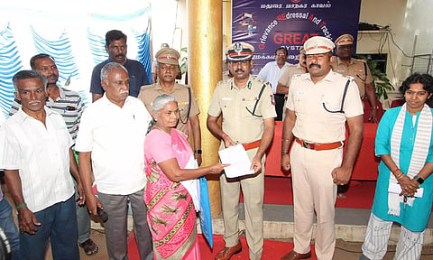 முகாமில் போலீஸ் கமிஷனர் செந்தில்குமாரிடம் பொதுமக்கள் மனு வழங்கினர்.