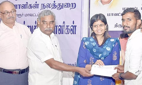 தேர்வானவர்களுக்கு பணி நியமன ஆணையை கலெக்டர் காயத்ரி கிருஷ்ணன் வழங்கினார்.