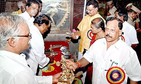 சுவாமிமலை பஞ்சலோக சிலைகள் தயாரிப்பு கூடத்தில் சட்டபேரவை ஏடுகள் குழுவினர் ஆய்வு செய்தனர்.