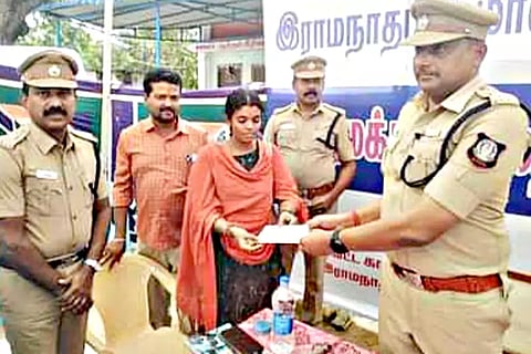 மண்டபத்தை சேர்ந்த தில்லை ரேவதியிடம் மீட்கப்பட்ட பணத்திற்கான ஆவணத்தை போலீஸ் சூப்பிரண்டு தங்கதுரை வழங்கினார்.