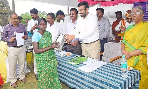 சிறப்பாக மாடு, கன்றுகளை பராமரித்து வரும் உரிமையாளர்களுக்கு பரிசுகளை கலெக்டர் அருண் தம்புராஜ் வழங்கினார்.