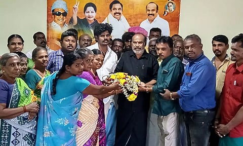  அ.தி.மு.க. பிரமுகர் அய்யாத்துரைப் பாண்டியனை நன்னகரம் பகுதி பொதுமக்கள் சந்தித்த போது எடுத்த படம்.