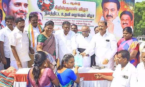 நலத்திட்ட உதவிகளை முன்னாள் மத்திய மந்திரி தனுஷ்கோடி ஆதித்தன் வழங்கிய காட்சி.
