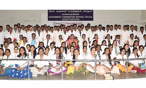தருமபுரி அரசு மருத்துவ கல்லூரியில் நடந்த நிகழ்ச்சியில் கலெக்டர் சாந்தி முதலாம் ஆண்டில் சேர்ந்துள்ள 100 மருத்துவ மாணவ, மாணவிகளுக்கு வெள்ளை அங்கிகளை வழங்கி மாணவர்களுடன் குழு புகைப்படம் எடுத்து கொண்டார். அருகில் மருத்துவக்கல்லூரி மருத்துவமனை முதல்வர் அமுதவல்லி, மருத்துவர்கள் உள்ளிட்ட தொடர்புடைய அலுவலர்கள் கலந்து கொண்டனர்.