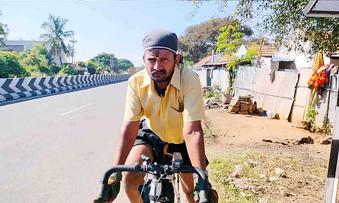 சைக்கிளில் செல்லும் ஹரிஹரன். 