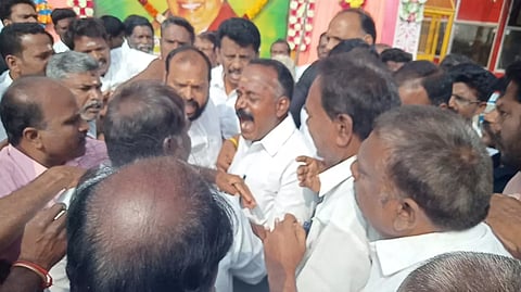பண்ருட்டி 4 முனை சந்திப்பில் அ.தி.மு.க.வினரிடையே மோதல் ஏற்பட்டதால் பரபரப்பு நிலவியது.