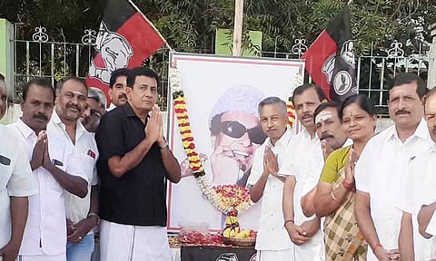 காங்கயம் அ.தி.மு.க நகர செயலாளர் வெங்கு.ஜி.மணிமாறன் தலைமையில் அஞ்சலி செலுத்தப்பட்ட காட்சி.